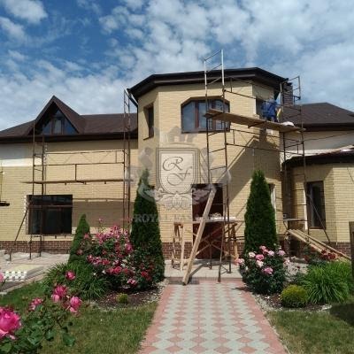 Гарний фасад будинку з термопанелями Роял Фасад