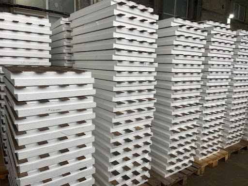 Склад термопанелей на стелажах